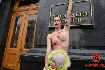 У Києві активістка Femen оголила груди, вимагаючи скасувати військовий облік для жінок
