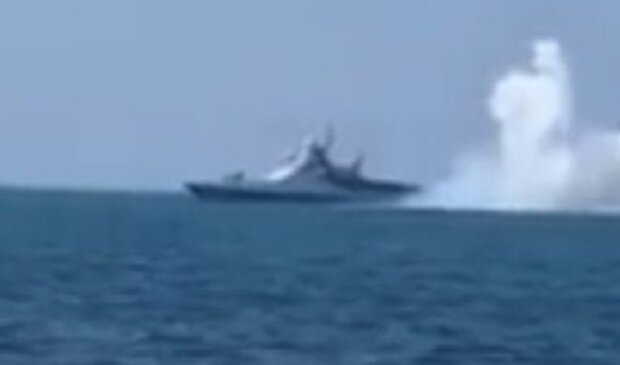 «Рускій воєнний корабль» горить у Чорному морі