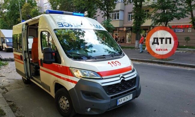 На Шулявці на дівчину впало дерево (фото)