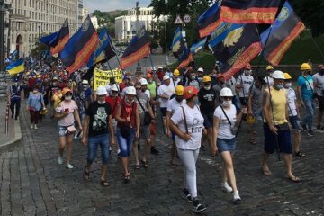 Заборгованість по зарплаті та звільнення Геруса: в Києві мітингують шахтарі (відео)