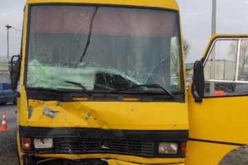 Під Києвом маршрутка зіткнулася з мікроавтобусом: є постраждалі