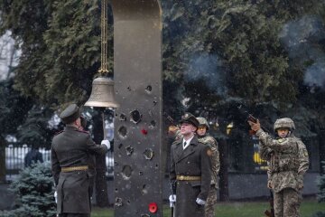 Пам’ятний дзвін та військовий оркестр: в Києві вшанували пам'ять кіборгів