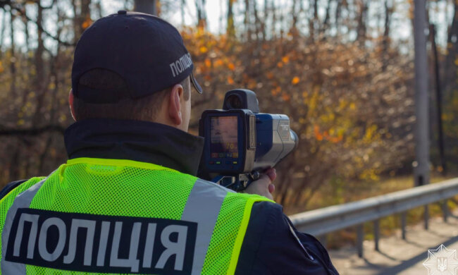Столичні патрульні вимірюють швидкість за допомогою лазерного приладу TruCam