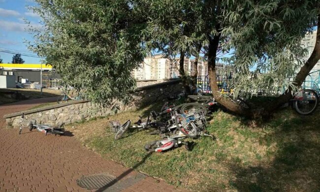 Поскидали з парковки та побили: в парку Молодіжний на Троєщині вандали пошкодили велосипедів на 25 тисяч
