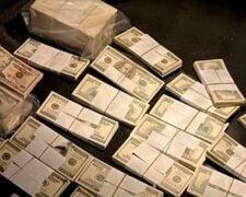 У Києві двоє шахраїв збували великі суми фальшивих доларів та євро