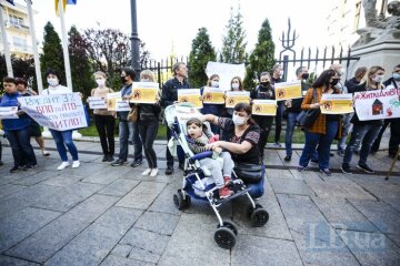 Там дуже страшно жити: під стінами ОП мітингують переселенці (відео)