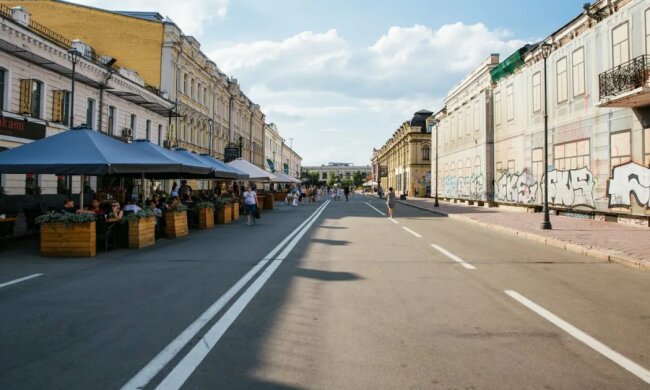 У Подільському районі за ₴400 тис. замінять банер на історичній будівлі, яку збирались, але не відреставрували