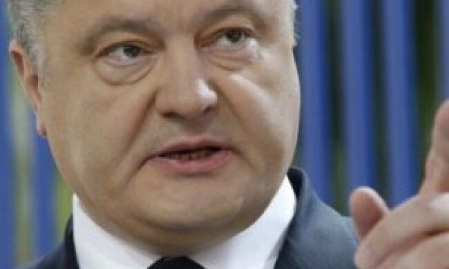 Поки Порошенко був на допиті в ДБР, в його банк прийшли з обшуком