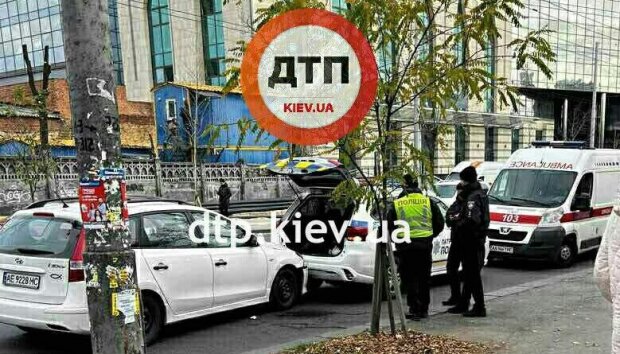 У Києві Hyundai на швидкості врізався в автомобіль поліції