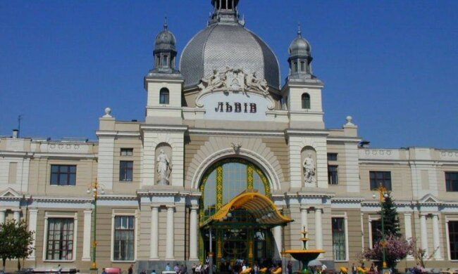 Укрзалізниця відновлює поїзди до Львова