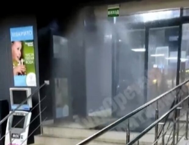 У Києві затопило один з супермаркетів “Сільпо” (відео)