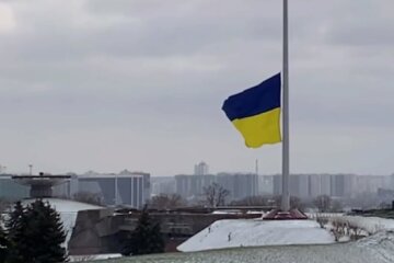 Пошкоджений вітром у Києві найбільший прапор України вже замінили