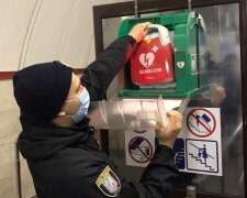 У київському метро поліцейський врятував пасажира за допомогою дефібрилятора