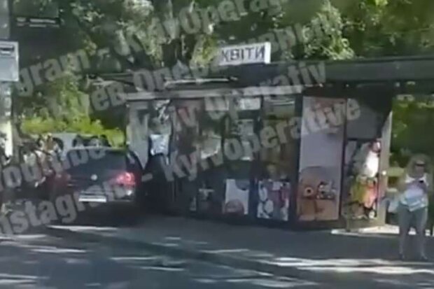 У Києві автомобіль влетів у квітковий кіоск на зупинці (відео)
