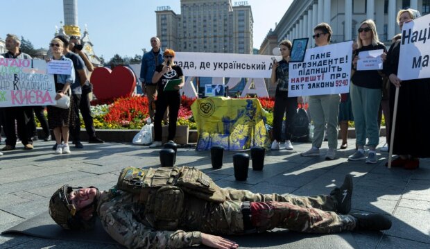 "Де Український Арлінгтон?" — рідні загиблих військових провели акцію “Голоси полеглих Героїв” на Майдані