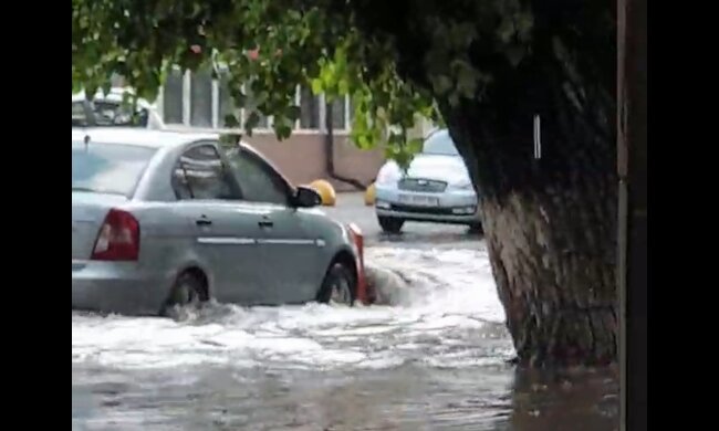 Київський Поділ після короткої зливи знову поплив (відео)