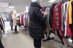 Поки жінка вибирала пальто в "second-hand-магазині" столиці, її власний одяг продали