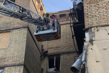 У столиці обвалилася сходова клітина в пошкодженому обстрілом будинку на Солом'янці