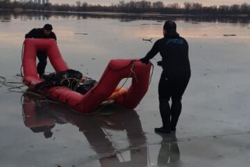 У Києві з-під криги дістали тіло чоловіка