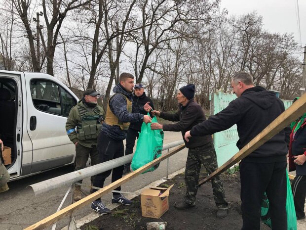 Волонтери доставили 5 автобусів з продуктами в Чернігів (відео)