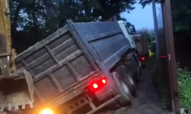 На Солом’янці переповнена вантажівка провалилася під асфальт (відео)