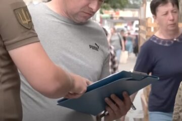 У центрі Києва чоловік, що залишив військову частину, вдарив працівника ТЦК біля ст.м. "Хрещатик"