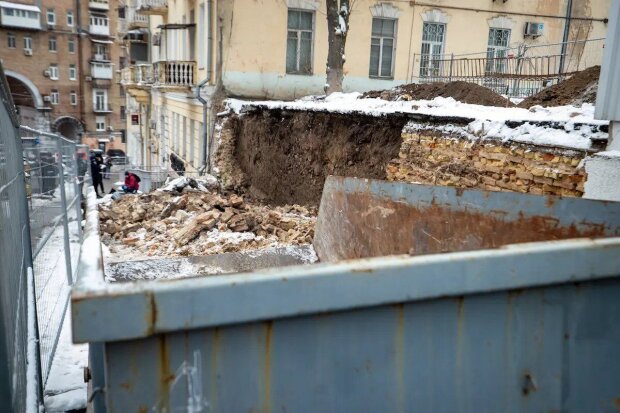 У центрі Києва стався обвал стіни, загинула людина