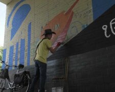 Американо-мексиканський художник Роберто Маркес малює новий мурал в місті Ірпінь
