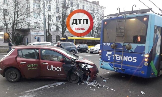На Повітрофлотському проспекті таксі врізалось у тролейбус