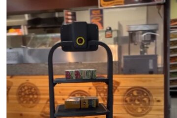 У столичних супермаркетах з'явилися роботи-помічники