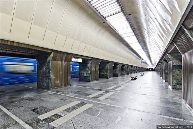 У метро Києва почали замінювати вказівники на одній з перейменованих станцій
