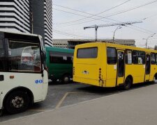 З київської маршрутки на ходу випала пасажирка