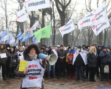 Протестувальники в центрі Києва закидали поліцейських яйцями (відео)