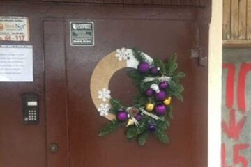 В Києві «закладку» заховали у новорічному віночку на дверях будинку