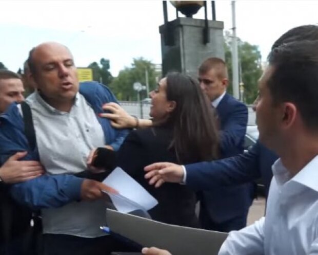 Шарпала мікрофон і розмахувала руками: журналісти показали повне відео з прес-секретарем Зеленського