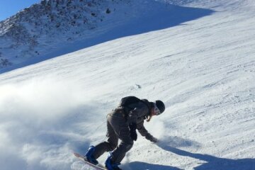 До Києва вантажівками привезли сніг з Карпат