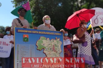 Район розірвали на шматки: під ВР протестують мешканці Васильківщини