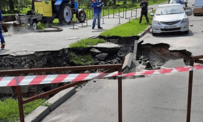 На Лівобережжі провалився асфальт