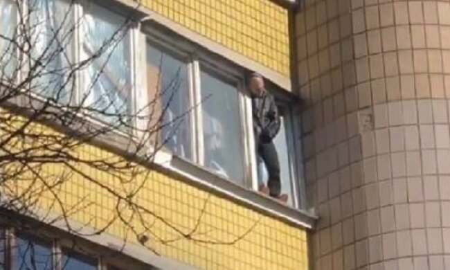 Житель київського Виноградаря погрожував вистрибнути з п’ятого поверху (відео)