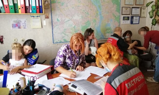 На Оболоні бабуся залишила двох маленьких онучок біля магазину та не повернулась