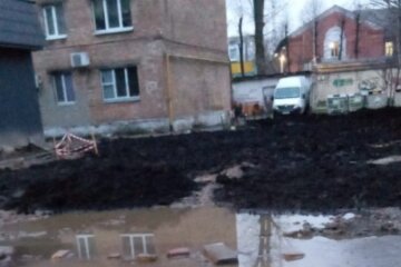 У мережі показали київський двір, по якому можна рухатися тільки на БТР