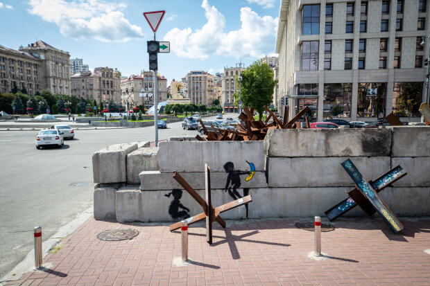 Мурал Бенксі «Діти на «гойдалках» на Хрещатику законсервують