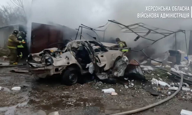 Ворог вдарив із “Градів” по Херсону, пошкоджено будинки та транспортне підприємство, – ОВА