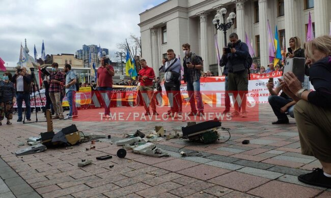 Безглузде залізо знищує малий бізнес: під ВР підприємці трощать касові апарати (фото)