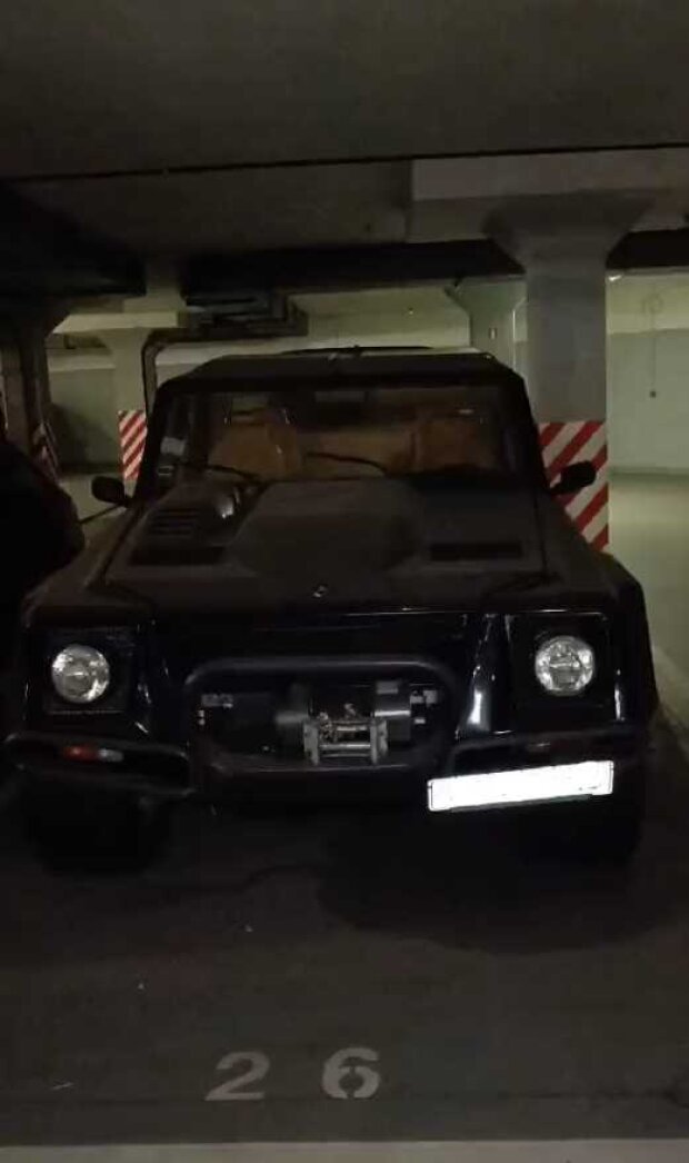 У Києві на парковці знайшли покинутим рідкісний позашляховик Lamborghini LM002, що припадає пилом