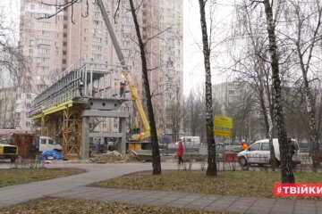 Як будують нові пішохідні мости над швидкісним трамваєм (відео)