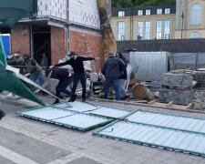 Скандальна забудова на Поштовій площі: в конфлікт втрутилась міська влада (відео)