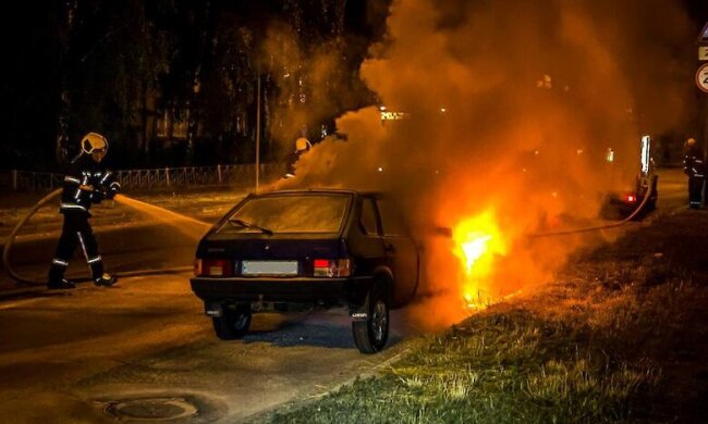 На Лівобережжі згорів автомобіль