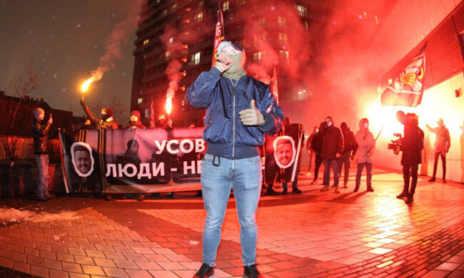 У Києві влаштували пікет з піротехнікою біля будинку заступника голови КМДА Усова