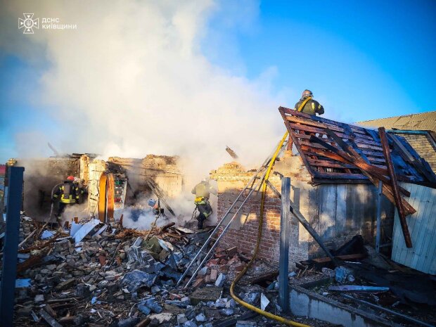 У ДСНС Київщини показали, як ліквідовують наслідки російської ракетної атаки